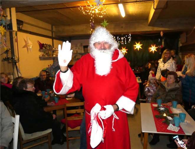 Zum Sehler Brausezauber erscheint alljährlich auch der Weihnachtsmann mit kleinen Präsenten. Foto: TE