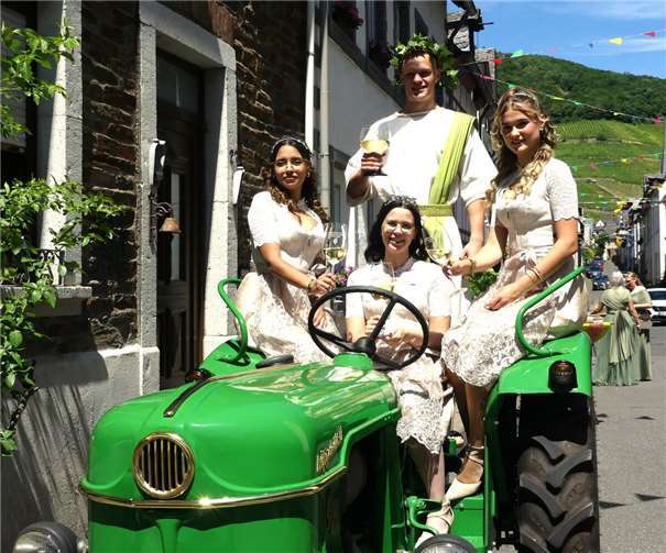 Zum Senheimer Weinfest zeigte sich auch Königin Hanna mit ihren Prinzessinnen und Weingott Bacchus auf einem Oldtimer. Fotos: TE