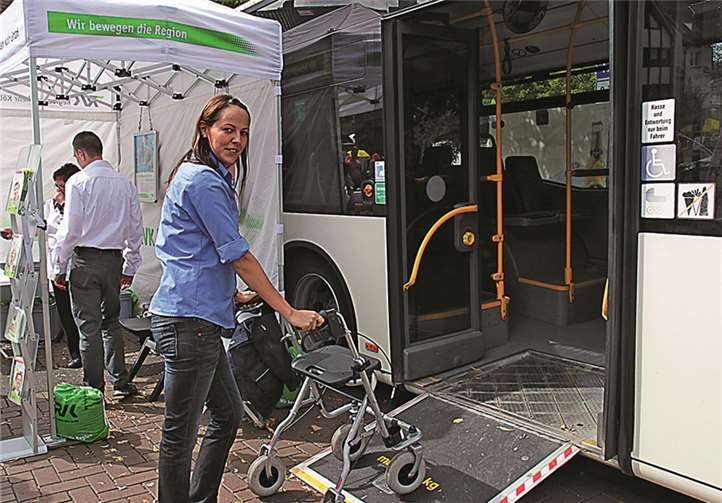 Zum Seniorentag zeigten Mitarbeiter der RVK einen Bus mit barrierefreiem Ein- und Ausstieg.