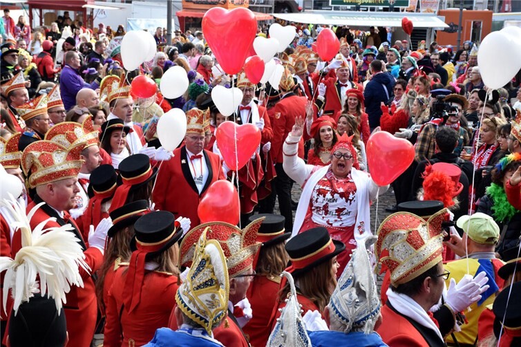Zum Sessionsstart auf dem Münzplatz marschierten Tollitätenpaar mit Hofstaat in der Mitte von etwa 3000 Narren zur Bühne.