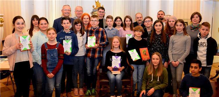 Zum Siegerfoto durften alle gemeinsam mit der Jury noch einmal nach vorne treten und Landrat Achim Hallerbach überreichte jedem Teilnehmer eine Urkunde sowie ein Buch.