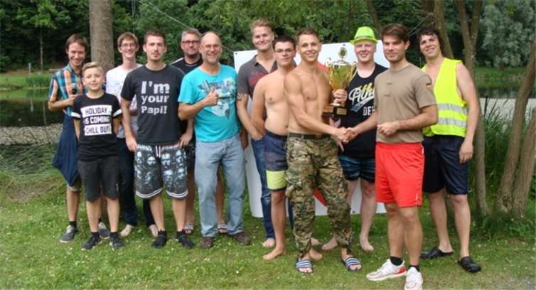 Zum Siegerfoto stellten sich zusammen: Julian Thull (Moderation), Felix Hinz (Jury), Sven Reuter (Ruderer), Kilian Doll, Thomas Weidenbach (Ruderer), Guido Doll, Daniel May, Maximilian Schmidt, Alexander Spiering, Daniel Gellen, Louis Lischwe (TV-Vorstand) und Sebastian Schmidt. Fotos: -HB-