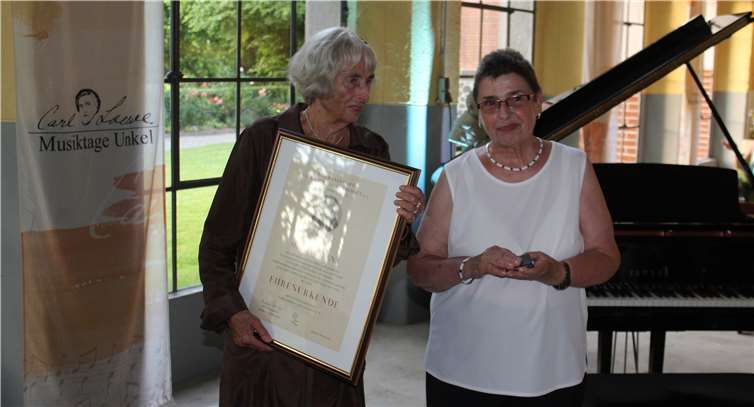 Zum Silberjubiläum erhielt Heide Lorenz von Heidelore Rathgen die ICLG-Ehrenurkunde.