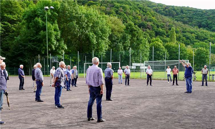 Zum Singen fand man sich auf dem Hartplatz mit dem vorschriebenen Abstand ein. Fotos: KG