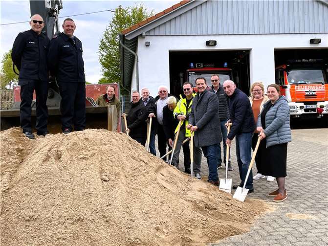 Zum Spatenstich für die Erweiterung des Feuerwehrgerätehauses waren nach Bassenheim gekommen (von rechts) VG-Architektin Diana Müller, Ortsbürgermeisterin Natalja Kronenberg, CDU-Fraktionsvorsitzender Dr. Manfred Bretz, der Bürgermeister der VG Weißenthurm, Thomas Przybylla, Bauamtsleiter Gino Gilles, FWG-Fraktionsvorsitzender Karl Mannheim, FDP-Fraktionsvorsitzender Otmar Rünz, Beigeordneter Günter Oster, Erster Beigeordneter Winfried F. Erbar und Karl Freiherr von Waldthausen-Osten. Links an der Baggerschaufel Wehrleiter Arnd Lenarz und Wehrführer Michael Röser.  Foto: VG Weißenthurm / Katharina Demleitner