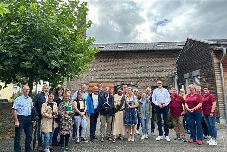 Zum Start der Begehungen im Wettbewerb „Unser Dorf hat Zukunft“ hatte sich Landrat Hallerbach mit der Jury des Landkreises, dem 1. Kreisbeigeordneten Philipp Rasbach, Verbandsbürgermeister Jan Ermtraud, Ortsbürgermeister Markus Konitzer sowie Bürgerinnen und Bürgern im Weinort Leutesdorf getroffen. Da durften Weinkönigin Lea Jeromin und Bacchus Florian Meickmann natürlich nicht fehlen. Foto: Thomas Herschbach