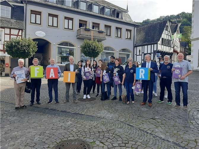 Zum Start der Stadtrallye „Zukunft fair gestalten“ hatte Stadtbürgermeister Dr. Faust auf den Marktplatz eingeladen. Fotos: Stadt Linz