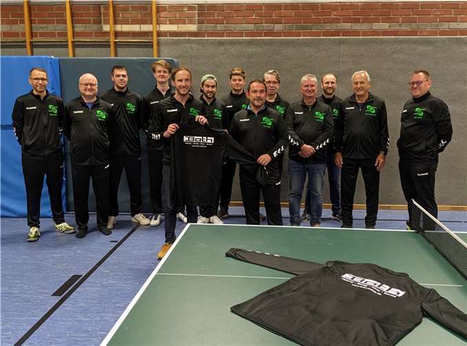 Zum Start der neuen Tischtennissaison konnten die Trainingsanzüge an alle Spieler verteilt werden.  Foto: TTC Grün-Weiß Bad Hönningen