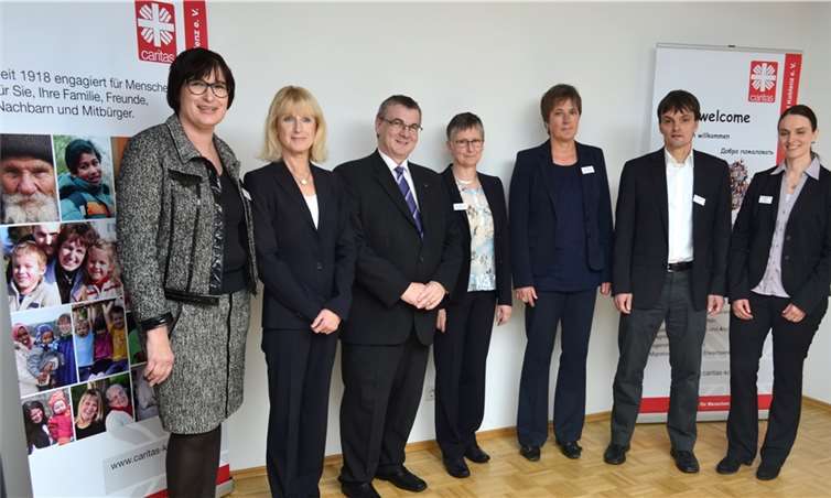 Zum Start des Integrationsprojekts FAiR trafen sich Organisatoren und Kooperationspartner beim Caritasverband.(V.l.) Anette Moesta (Vorsitzende Caritasverband Koblenz), Bürgermeisterin Marie-Theres Hammes-Rosenstein, Landrat Dr. Alexander Saftig, Rita Schneider-Zuche (Diözesan-Caritasveband), Martina Best-Liesenfeld (Caritasdirektorin Koblenz), Gregor Hülpüsch (Projektleiter FAIR), Andrea Müller de Merino ( FAiR-Mitarbeiterin Bereich interkulturelle Schulungen).HEP