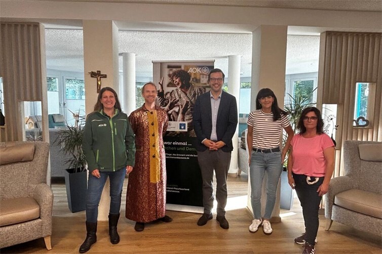 Zum Start des Präventionsprojekts „Es war einmal … Märchen und Demenz“ fand im Seniorenzentrum Maria vom Siege Plaidt eine Kick-off-Veranstaltung statt (V.l.n.r.: Stefanie Legler, Gesundheitsmanagerin AOK Rheinland-Pfalz; Philipp Sponbiel, Schauspieler; Erik Hau, Direktor Unternehmenskultur; Verena Steil, Leitung Sozialbegleitender Dienst; Simone Kahlke, stv. Leitung Sozialbegleitender Dienst).