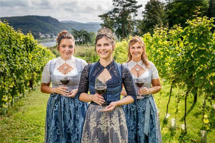 Drei Tage voller Genuss, Musik und Tradition Zum Start des Weinfestes wird am Freitagabend um 20.00 Uhr die amtierende Weinkönigin Viktoria I. von Bürgermeister Björn Ingendahl feierlich verabschiedet. Foto: privat