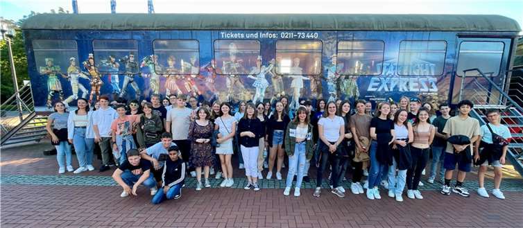 Zum Start des aktuellen Schuljahres brachen 55 Schülerinnen und Schüler auf, um das Spektakel, rund um das Zugrennen, zu erleben. Foto: Birgit Schrader
