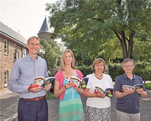Zum Start des neuen Semesters präsentieren die Fachbereichsleiter der Volkshochschule Meckenheim, Rheinbach, Swisttal mit Wachtberg das umfangreiche Programm (von links): Adrian Grüter, Tanja Waldeck, Dr. Barbara Hausmanns und Claus Kratzenberg. JOST