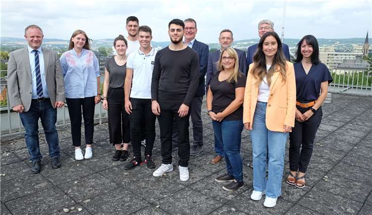 Zum Start ins Berufsleben gratulierten Oberbürgermeister Jan Einig (links) sowie (hintere reihe, von rechts) Ausbildungsleiterin Patricia Bresgen, Beigeordneter Ralf Seemann, Holger Trende, Leiter Personalamt, und Personalratsvorsitzender Jörg Herrgott. Sie freuen sich auf eine interessante Ausbildung (von links): Jana Köbbing, Helen Phillips, Tobias Knelsen, Niklas Lück, Serkan Köse, Sabrina Kaltenborn und Isabella Sentürk.  Foto: Stadt Neuwied