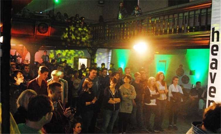 Zum Staunen, Spaß haben und Nachdenken regte der Jugendgottesdienst „HeavenUp“ in der Braubacher Barbarakirche an, in dem unter anderem die biblischen Geschichte von Jona ins Heute geholt wurde. privat