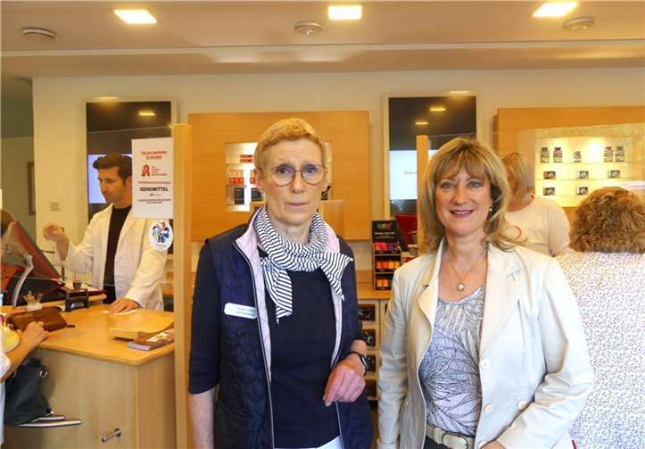 Zum „Tag der Apotheke“ informierte sich auch Landrätin Anke Beilstein in der Kreuzbergapotheke von Ursula Porten-Bergmann vor Ort. Foto:TE