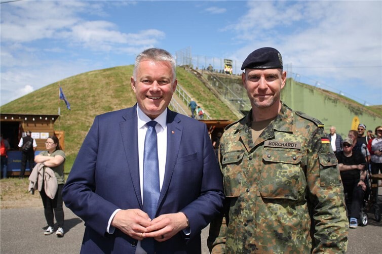 Zum Tag der Bundeswehr konnte Standortkommandeur Gerhard Borchardt auch den rheinland-pfälzischen Ministerpräsident Gordon Schnieder in Kastellaun begrüßen.