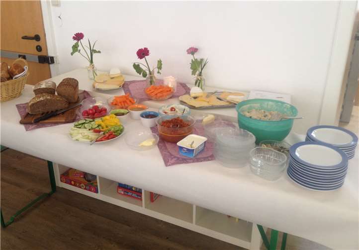 Zum Tag der Familie, der in diesem Jahr unter dem Motto „Familiengesundheit“ stand, trafen sich junge Mütter mit Kindern aber auch ältere Menschen in dem zu einem gemütlichen Café umgestalteten „Diakonie-Treff“.Foto: privat