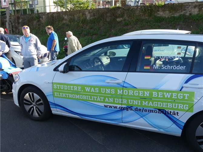 Zum „Tag der Mobilität der Zukunft“ machten 70 Elektroautos mit Fahrern aus ganz Europa halt.