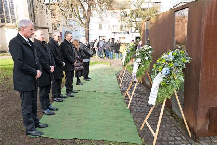 Zum Tag des Gedenkens an die Opfer des Nationalsozialismus wurden am Spiegel-Container in Andernach Kränze niedergelegt (v. l.): der Ärztliche Direktor der RMF, Dr. Andreas Konrad, der Kaufmännische Direktor der RMF, Dr. Thorsten Junkermann, Bürgermeister Claus Peitz, Oberbürgermeister Christian Greiner, RMF-Pflegedirektorin Yvonne Brachtendorf und Norbert Klamp. Foto: Landeskrankenhaus / Wolfgang Pape