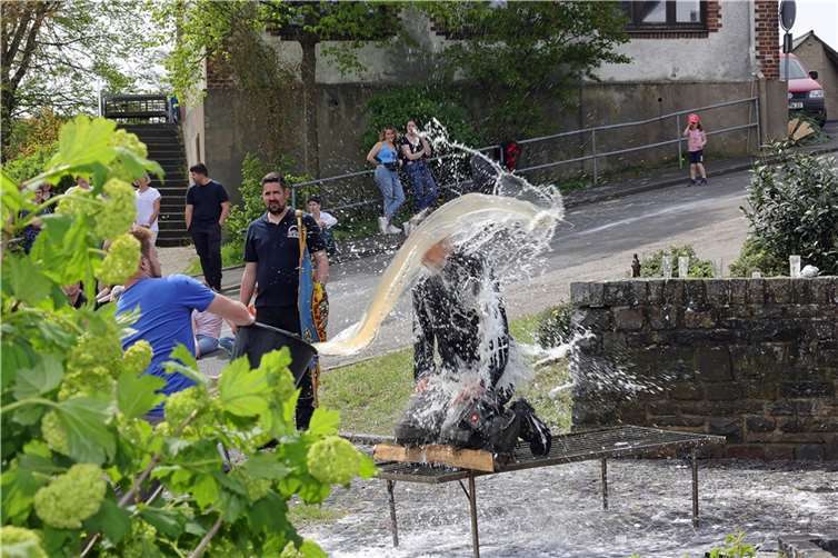 Zum Taufritual gehört jede Menge Taufwasser aus dem Brunnen. Fotos: Werner Dreschers