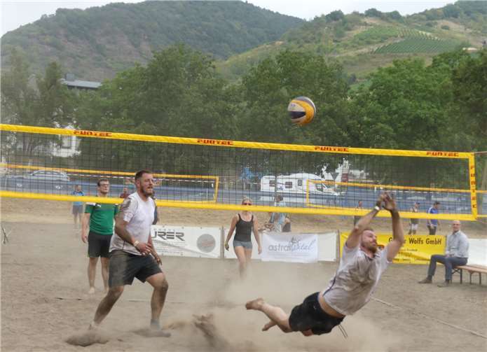 Zum Teil spektakuläre Spielwechsel zeigten das tolle Engagement der Spieler und sorgten für unterhaltsame Kurzweil. Fotos: TE