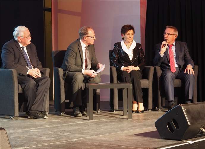 Zum Thema Sport waren die Gesprächspartner: Walter Desch, stv. Vorsitzender des Vorstandes (v.li.), Clemens Buch, Moderator, Karin Augustin, Präsidentin des LSB und Günter Kern, Sts. Innenministerium.