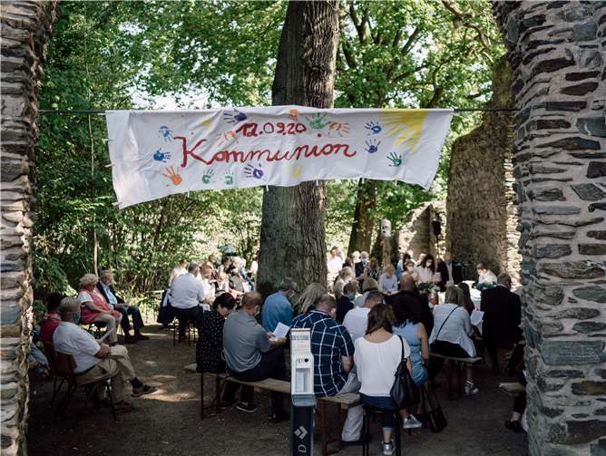 Zum Thema „Spuren Gottes“ konnte am 12. September für acht Kinder bei traumhaftem Wetter in der schönen Kreuzkirchruine in Melsbach nun endlich die Erstkommunion gefeiert werden. Foto: Simon Zimpfer