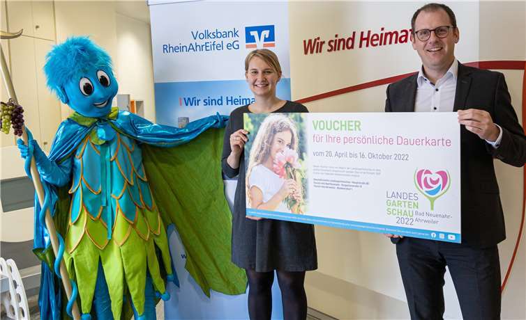 Zum Verkaufsstart stattete Ahrvin gemeinsam mit Steffi Bicvic, Leiterin des Ticketing der Landesgartenschaugesellschaft, den Vorverkaufsstellen einen Besuch ab. Hier mit Thomas Theisen, Direktor Regionalmarkt AhrBrohltal der Volksbank RheinAhrEifel eG