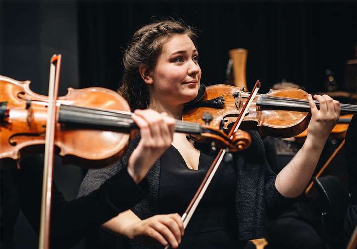 Zum Violinkonzert laden drei Abiturienten ein.LMG