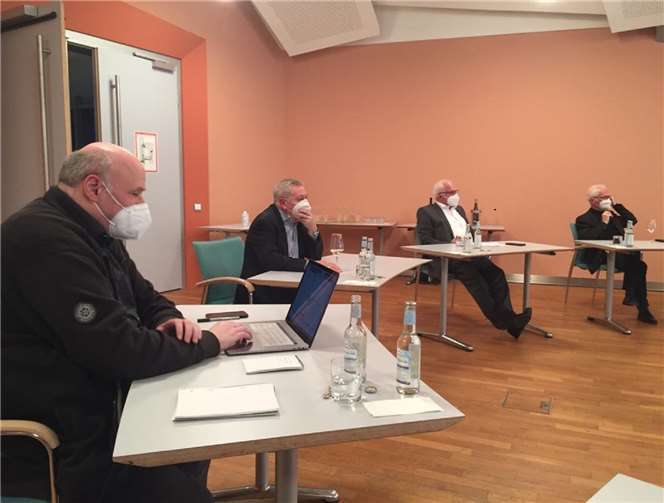 Zum Wahlabend hatte Landrat Manfred Schnur Parteivertreter und Presse in die Kreisverwaltung eingeladen.