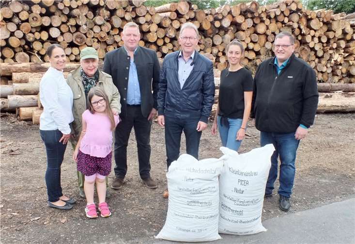 Zum „Waldgespräch“ eingeladen hatte die Forstverwaltung Conzelmann-Zillikens. Das Foto zeigt (v.li.) Ajete Conzelmann, Senior-Chefin Renate Conzelmann, geb. Zillikens, Dipl. Ing. Agrar Franz Conzelmann, CDU-Bundestagsabgeordneten Erwin Rüddel, CDU-Gemeindeverbandsvorsitzende Désirée Schwarz-Hofenbitzer und Reiner Sommer. Foto: Reinhard Vanderfuhr/Büro Rüddel