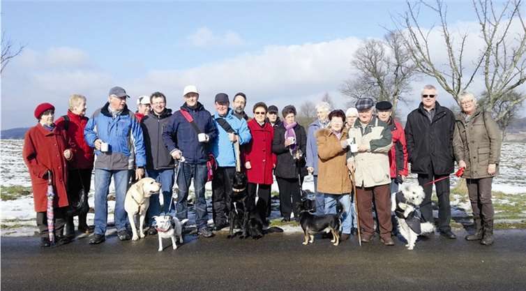 Zum Wandertag trafen sich zwanzig Wanderer, zwei Kinder und sieben Hunde. privat