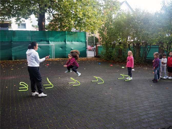 Zum Warmmachen sprangen die Kinder u.a. über Mini-Hürden.