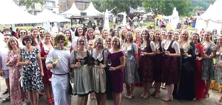 Zum Weinfest in Ernst machten annähernd 30 Weinmajestäten von Rhein und Mosel ihre geschätzte Aufwartung. Fotos: TE