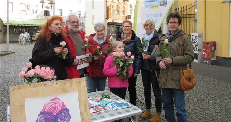 Zum Weltfrauen verschenkte die Fairtrade-Gruppe Sinzig 50 Fairtrade-Rosen auf dem Marktplatz. Foto: privat
