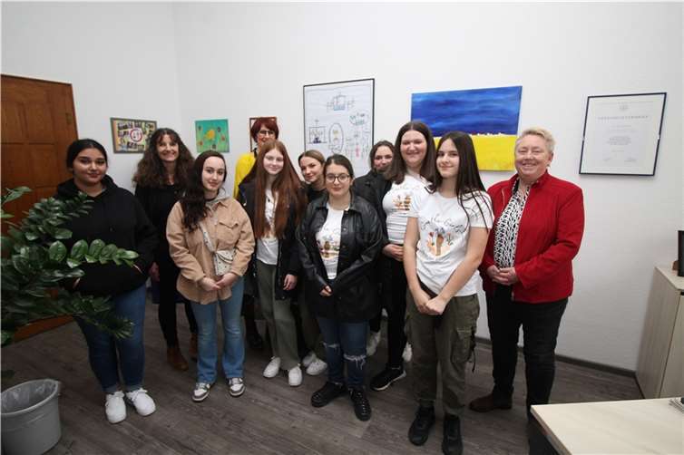 Zum Weltfrauentag war Bürgermeisterin Ulrike Mohrs an der Goethe-Realschule plus zu Gast, nun besuchten Schülerinnen der Klasse 9c zusammen mit ihrer Lehrerin Judith Pinsdorf und Schulleiterin Nicole Staehle die stellvertretende Stadtchefin in ihrem Büro. Foto: Thomas Knaack/Pressestelle der Stadt Koblenz