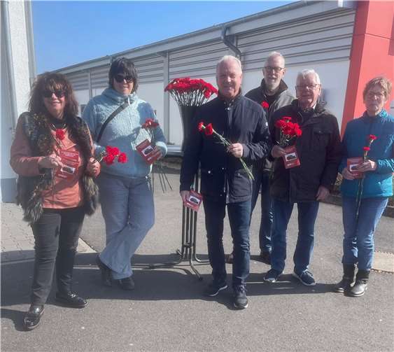 Zum Weltfrauentag wurden Blumen überreicht.  Foto: privat