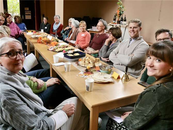 Zum Welthospiztag hatte der Hospiz-Verein Rhein-Ahr in die ehemalige Ahrweiler Synagoge an eine ange gemeinsame Tafel eingeladen. Foto: privat