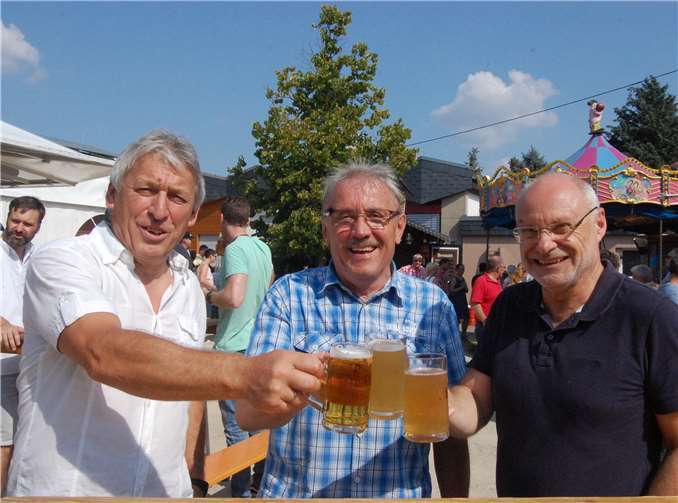 Zum Wohl: Ortsbürgermeister Manfred Gerner mit dem Ersten Beigeordneten Karl-Heinz Hoffmann (links) und dem Zweiten Beigeordneten Günter Luxemburger (rechts).