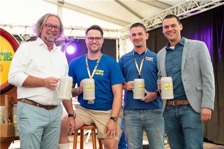 Zum Wohl auf die Kirmes: v.li. Erik Kamp, Thomas Kretschmann, Sebastian Gutena und Florian Heyden.