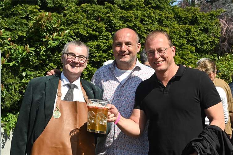 Zum Wohl (v. l.): Landrat Dr. Alexander Saftig, Jürgen Mittler, der Präsident des Gambrinusfest-Komitees, und Jörg Lempertz, Bürgermeister der Verbandsgemeinde Mendig.