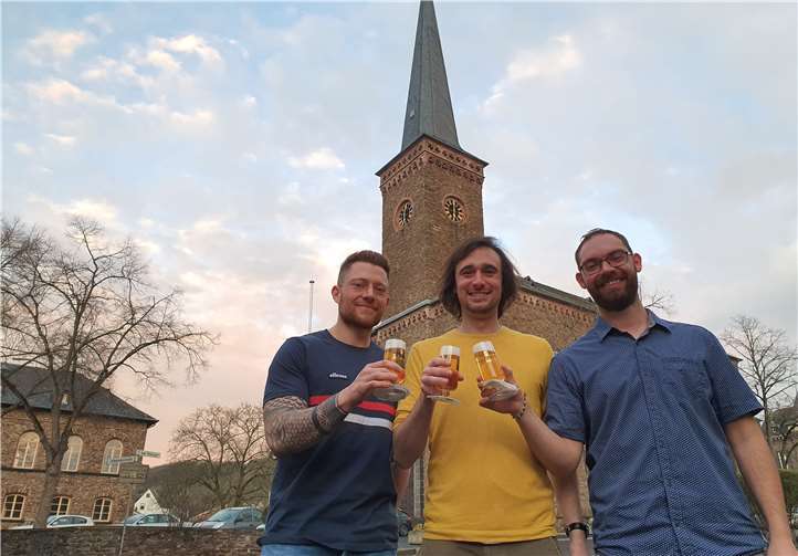 Zum Wohl (von links): der Nachthauptmann 2020, Philipp Scholz, der Kirmeshauptmann 2020, Thomas Grün, und der Kirmeshauptmann von 2019, René Zilles.Foto: privat