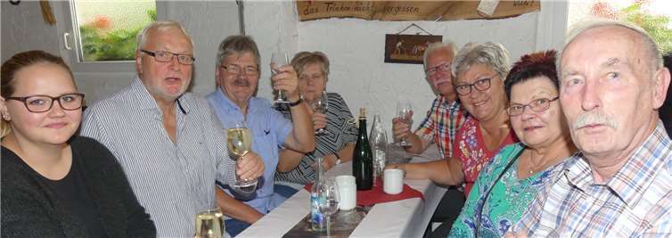 Zum Wohlsein! Zahlreiche Weinfreunde ließenes sich in den Höfen der teilnehmenden Winzer schmecken.