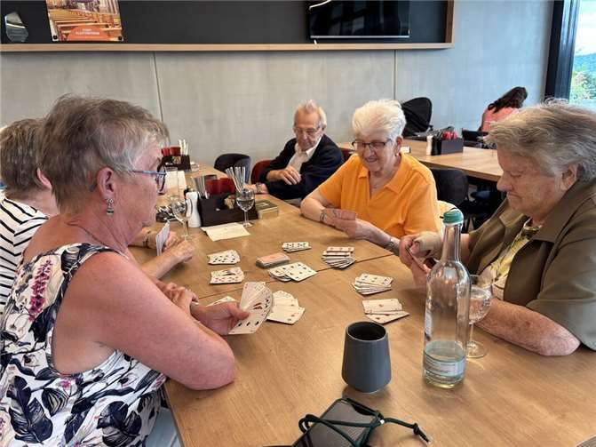 Zum Zeitvertreib wurde Karten gespielt. Foto: privat