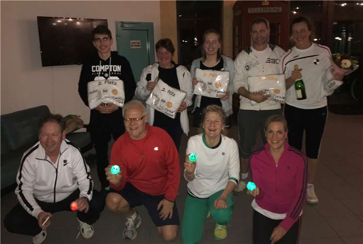 Zum abschließenden Siegerfoto traf die Turnierchefin (hinten v.re.) die beiden jeweils punktbesten Spielerinnen und Spieler Christian Schmitz, Fabienne Schmitz, Elly Wenzel-Keller und Niclas Schmitz sowie die Gewinnerinnen und Gewinner der bunt blinkenden Trostbällchen vorne v.re. Claudia Grave, Ariane Tschauder, Michael Laisiepen und Martin Grätz.privat