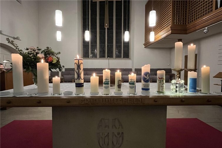 Zum abschließenden ökumenischen „Gebet für die Stadt“ brachten die teilnehmenden Gemeinden der „Nacht der offenen Kirchen“ in Koblenz Kerzen aus ihren Kirchorten mit in die Christuskirche.
