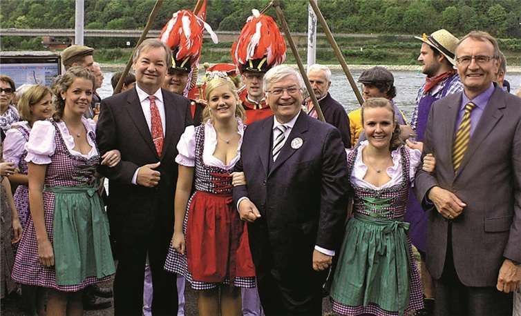 Zum absoluten Höhepunkt des dreitägigen Wein- und Heimatfestes, dem Blumen-Festzug, führten Stadtbürgermeister Gerhard Hausen, Landrat Rainer Kaul und VG-Chef Karsten Fehr die drei charmanten Weinmajestäten am frühen Sonntagnachmittag vom Weinschiff auf die Unkeler Rheinpromenade.  DL