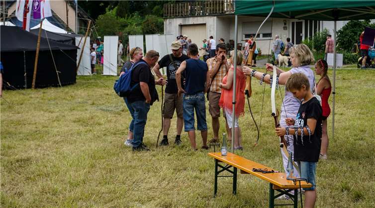 Zum abwechslungsreichen Programm gehörte dasBogenschießen, bei dem sich Groß und Klein messen konnte.