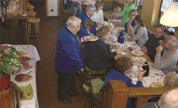 Zum alljährlich stattfindenden Vereinsfrühstück gesellten sich etwa 40 Mitglieder der Karnevalsfreunde Merzbach-Neukirchen. privat